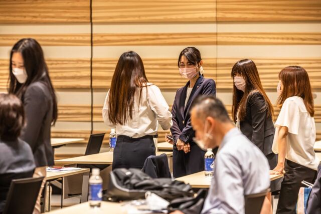 #株式会社アクティブエナジー の採用担当です。 
ここでは、社員の雰囲気や日々の出来事を紹介していきます🥳
 創業16年、従業員数約100名の企業です。
どうぞ宜しくお願いします🤗 
インスタアップ連続投稿挑戦中！
いい投稿、気になる投稿にはいいね！お願いします。  本日の紹介は。。。
カメラマンの盗撮⁉
撮影に気づいてない🤣🤣🤣  毎年恒例の上期経営方針発表会
7月21日の雰囲気を少しずつ紹介していきます。  新卒の方🥳求職者の方🤩
アクティブエナジーには、いい人財が沢山いるよ
是非、インスタでチェックしてみてね🤓🤓  ～事業紹介～
●不動産事業部【2店舗】
　中古住宅販売部門全国No1営業マン活躍中
【 #ならスマ 】中古住宅専門店
・物件の提案からリフォームまでワンストップ
・多数の売却依頼があるため物件情報が豊富
・ショールームでBefor⇒Afterが体感  ●リフォーム事業部【2店舗】
　奈良県リフォーム売上ランキング4年連続1位
【 #イーライフ 】水廻り専門店
・自社施工社員中心の工事体制で地域密着
・キッチン、バス、トイレ、洗面化粧台の展示台数が豊富
・わかりやすい・比べやすい・選びやすいショールーム  ●新築事業部
　話題の高品質ローコスト住宅のモデルハウス展開中
【 #うさぎホーム 】超ローコスト住宅専門店
・メーカー様の協力で原価を抑えて仕入
・品質も落とさず施工できる工事体制
・末永く住んで頂けるお家づくり  ●グループ企業
活力ある農業・農地再生のご提案
【 #和創 】
・農作物の販売、栽培方法の研究、開発および指導
・ソーラーシェアリング、ビニールハウス施工、環境を活かした農地活用
・体験農園、体験学習などの企画運営  【アクティブエナジー】or【ならスマ】or【イーライフ香芝】
【うさぎホーム】or【和創】で検索してみてください。
（各、事業部ごとにＨＰ運営しています）  工事から立ち上げた企業なので工事も沢山事業部があります。
（施工、現場管理、事務含めて社員数約50人）
・リフォーム工事（住宅設備機器工事）
・住設工事課　（家電工事）
・産業工事課（太陽光工事）
・東京事業部（電気工事orリフォーム工事）  #activeenergy #就活生と繋がりたい
#奈良 #就活情報 #採用 #面接 #説明会
#23卒 #新卒 #新卒採用 #大学生 #専門学生 #学生 #部活
#インターンシップ #サークル #大学 #専門学校 #リクルート
#中途 #求人 #転職 #営業 #事務職  #職人募集
