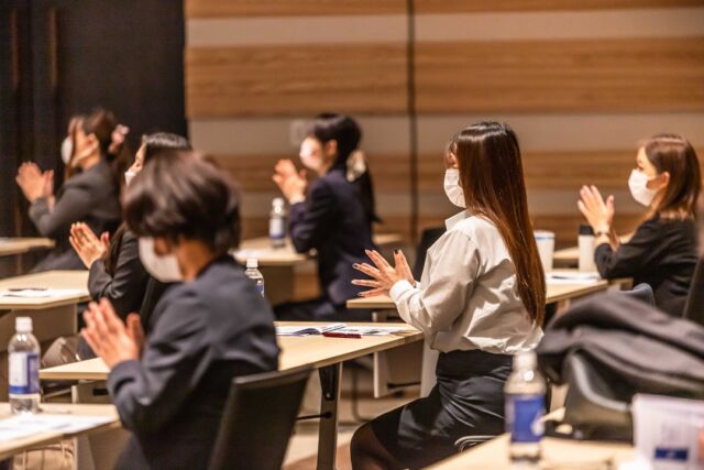 #株式会社アクティブエナジー の採用担当です。 
ここでは、社員の雰囲気や日々の出来事を紹介していきます🥳
 創業16年、従業員数約100名の企業です。
どうぞ宜しくお願いします🤗 
インスタアップ連続投稿挑戦中！
いい投稿、気になる投稿にはいいね！お願いします。  本日の紹介は。。。
カメラマンの盗撮⁉
撮影に気づいてない🤣🤣🤣  毎年恒例の上期経営方針発表会
7月21日の雰囲気を少しずつ紹介していきます。  新卒の方🥳求職者の方🤩
アクティブエナジーには、いい人財が沢山いるよ
是非、インスタでチェックしてみてね🤓🤓  ～事業紹介～
●不動産事業部【2店舗】
　中古住宅販売部門全国No1営業マン活躍中
【 #ならスマ 】中古住宅専門店
・物件の提案からリフォームまでワンストップ
・多数の売却依頼があるため物件情報が豊富
・ショールームでBefor⇒Afterが体感  ●リフォーム事業部【2店舗】
　奈良県リフォーム売上ランキング4年連続1位
【 #イーライフ 】水廻り専門店
・自社施工社員中心の工事体制で地域密着
・キッチン、バス、トイレ、洗面化粧台の展示台数が豊富
・わかりやすい・比べやすい・選びやすいショールーム  ●新築事業部
　話題の高品質ローコスト住宅のモデルハウス展開中
【 #うさぎホーム 】超ローコスト住宅専門店
・メーカー様の協力で原価を抑えて仕入
・品質も落とさず施工できる工事体制
・末永く住んで頂けるお家づくり  ●グループ企業
活力ある農業・農地再生のご提案
【 #和創 】
・農作物の販売、栽培方法の研究、開発および指導
・ソーラーシェアリング、ビニールハウス施工、環境を活かした農地活用
・体験農園、体験学習などの企画運営  【アクティブエナジー】or【ならスマ】or【イーライフ香芝】
【うさぎホーム】or【和創】で検索してみてください。
（各、事業部ごとにＨＰ運営しています）  工事から立ち上げた企業なので工事も沢山事業部があります。
（施工、現場管理、事務含めて社員数約50人）
・リフォーム工事（住宅設備機器工事）
・住設工事課　（家電工事）
・産業工事課（太陽光工事）
・東京事業部（電気工事orリフォーム工事）  #activeenergy #就活生と繋がりたい
#奈良 #就活情報 #採用 #面接 #説明会
#23卒 #新卒 #新卒採用 #大学生 #専門学生 #学生 #部活
#インターンシップ #サークル #大学 #専門学校 #リクルート
#中途 #求人 #転職 #営業 #事務職  #職人募集