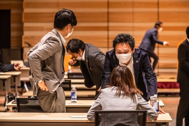 #株式会社アクティブエナジー の採用担当です。 
ここでは、社員の雰囲気や日々の出来事を紹介していきます🥳
 創業16年、従業員数約100名の企業です。
どうぞ宜しくお願いします🤗 
インスタアップ連続投稿挑戦中！
いい投稿、気になる投稿にはいいね！お願いします。  本日の紹介は。。。
カメラマンの盗撮⁉
撮影に気づいてない🤣🤣🤣  毎年恒例の上期経営方針発表会
7月21日の雰囲気を少しずつ紹介していきます。  新卒の方🥳求職者の方🤩
アクティブエナジーには、いい人財が沢山いるよ
是非、インスタでチェックしてみてね🤓🤓  ～事業紹介～
●不動産事業部【2店舗】
　中古住宅販売部門全国No1営業マン活躍中
【 #ならスマ 】中古住宅専門店
・物件の提案からリフォームまでワンストップ
・多数の売却依頼があるため物件情報が豊富
・ショールームでBefor⇒Afterが体感  ●リフォーム事業部【2店舗】
　奈良県リフォーム売上ランキング4年連続1位
【 #イーライフ 】水廻り専門店
・自社施工社員中心の工事体制で地域密着
・キッチン、バス、トイレ、洗面化粧台の展示台数が豊富
・わかりやすい・比べやすい・選びやすいショールーム  ●新築事業部
　話題の高品質ローコスト住宅のモデルハウス展開中
【 #うさぎホーム 】超ローコスト住宅専門店
・メーカー様の協力で原価を抑えて仕入
・品質も落とさず施工できる工事体制
・末永く住んで頂けるお家づくり  ●グループ企業
活力ある農業・農地再生のご提案
【 #和創 】
・農作物の販売、栽培方法の研究、開発および指導
・ソーラーシェアリング、ビニールハウス施工、環境を活かした農地活用
・体験農園、体験学習などの企画運営  【アクティブエナジー】or【ならスマ】or【イーライフ香芝】
【うさぎホーム】or【和創】で検索してみてください。
（各、事業部ごとにＨＰ運営しています）  工事から立ち上げた企業なので工事も沢山事業部があります。
（施工、現場管理、事務含めて社員数約50人）
・リフォーム工事（住宅設備機器工事）
・住設工事課　（家電工事）
・産業工事課（太陽光工事）
・東京事業部（電気工事orリフォーム工事）  #activeenergy #就活生と繋がりたい
#奈良 #就活情報 #採用 #面接 #説明会
#23卒 #新卒 #新卒採用 #大学生 #専門学生 #学生 #部活
#インターンシップ #サークル #大学 #専門学校 #リクルート
#中途 #求人 #転職 #営業 #事務職  #職人募集