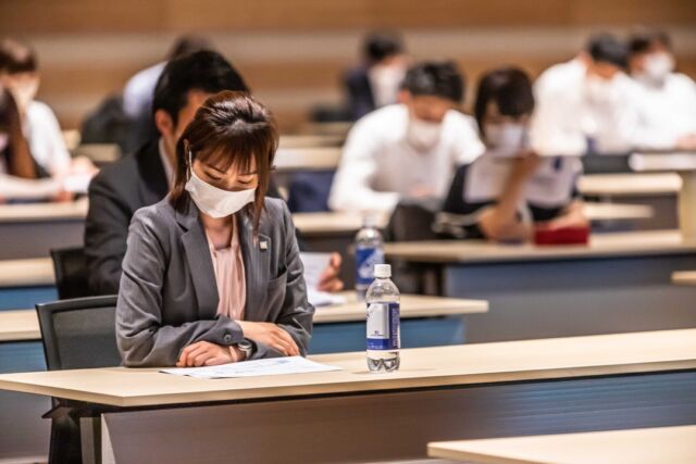 #株式会社アクティブエナジー の採用担当です。 
ここでは、社員の雰囲気や日々の出来事を紹介していきます🥳
 創業16年、従業員数約100名の企業です。
どうぞ宜しくお願いします🤗 
インスタアップ連続投稿挑戦中！
いい投稿、気になる投稿にはいいね！お願いします。  本日の紹介は。。。
カメラマンの盗撮⁉
撮影に気づいてない🤣🤣🤣  毎年恒例の上期経営方針発表会
7月21日の雰囲気を少しずつ紹介していきます。  新卒の方🥳求職者の方🤩
アクティブエナジーには、いい人財が沢山いるよ
是非、インスタでチェックしてみてね🤓🤓  ～事業紹介～
●不動産事業部【2店舗】
　中古住宅販売部門全国No1営業マン活躍中
【 #ならスマ 】中古住宅専門店
・物件の提案からリフォームまでワンストップ
・多数の売却依頼があるため物件情報が豊富
・ショールームでBefor⇒Afterが体感  ●リフォーム事業部【2店舗】
　奈良県リフォーム売上ランキング4年連続1位
【 #イーライフ 】水廻り専門店
・自社施工社員中心の工事体制で地域密着
・キッチン、バス、トイレ、洗面化粧台の展示台数が豊富
・わかりやすい・比べやすい・選びやすいショールーム  ●新築事業部
　話題の高品質ローコスト住宅のモデルハウス展開中
【 #うさぎホーム 】超ローコスト住宅専門店
・メーカー様の協力で原価を抑えて仕入
・品質も落とさず施工できる工事体制
・末永く住んで頂けるお家づくり  ●グループ企業
活力ある農業・農地再生のご提案
【 #和創 】
・農作物の販売、栽培方法の研究、開発および指導
・ソーラーシェアリング、ビニールハウス施工、環境を活かした農地活用
・体験農園、体験学習などの企画運営  【アクティブエナジー】or【ならスマ】or【イーライフ香芝】
【うさぎホーム】or【和創】で検索してみてください。
（各、事業部ごとにＨＰ運営しています）  工事から立ち上げた企業なので工事も沢山事業部があります。
（施工、現場管理、事務含めて社員数約50人）
・リフォーム工事（住宅設備機器工事）
・住設工事課　（家電工事）
・産業工事課（太陽光工事）
・東京事業部（電気工事orリフォーム工事）  #activeenergy #就活生と繋がりたい
#奈良 #就活情報 #採用 #面接 #説明会
#23卒 #新卒 #新卒採用 #大学生 #専門学生 #学生 #部活
#インターンシップ #サークル #大学 #専門学校 #リクルート
#中途 #求人 #転職 #営業 #事務職  #職人募集