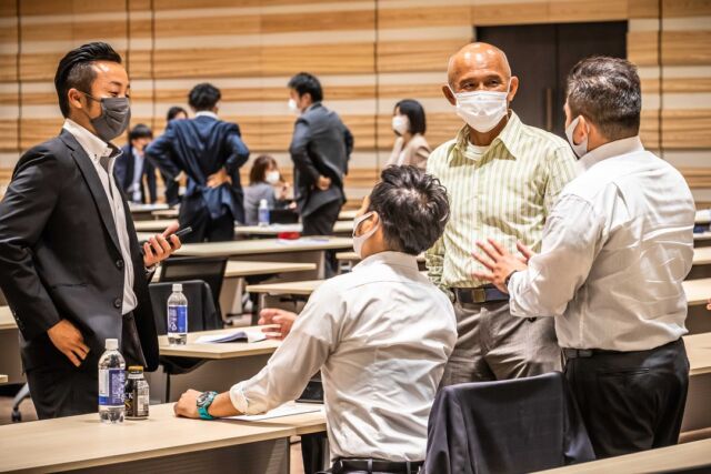#株式会社アクティブエナジー の採用担当です。 
ここでは、社員の雰囲気や日々の出来事を紹介していきます🥳
 創業16年、従業員数約100名の企業です。
どうぞ宜しくお願いします🤗 
インスタアップ連続投稿挑戦中！
いい投稿、気になる投稿にはいいね！お願いします。  本日の紹介は。。。
カメラマンの盗撮⁉
撮影に気づいてない🤣🤣🤣  毎年恒例の上期経営方針発表会
7月21日の雰囲気を少しずつ紹介していきます。  新卒の方🥳求職者の方🤩
アクティブエナジーには、いい人財が沢山いるよ
是非、インスタでチェックしてみてね🤓🤓  ～事業紹介～
●不動産事業部【2店舗】
　中古住宅販売部門全国No1営業マン活躍中
【 #ならスマ 】中古住宅専門店
・物件の提案からリフォームまでワンストップ
・多数の売却依頼があるため物件情報が豊富
・ショールームでBefor⇒Afterが体感  ●リフォーム事業部【2店舗】
　奈良県リフォーム売上ランキング4年連続1位
【 #イーライフ 】水廻り専門店
・自社施工社員中心の工事体制で地域密着
・キッチン、バス、トイレ、洗面化粧台の展示台数が豊富
・わかりやすい・比べやすい・選びやすいショールーム  ●新築事業部
　話題の高品質ローコスト住宅のモデルハウス展開中
【 #うさぎホーム 】超ローコスト住宅専門店
・メーカー様の協力で原価を抑えて仕入
・品質も落とさず施工できる工事体制
・末永く住んで頂けるお家づくり  ●グループ企業
活力ある農業・農地再生のご提案
【 #和創 】
・農作物の販売、栽培方法の研究、開発および指導
・ソーラーシェアリング、ビニールハウス施工、環境を活かした農地活用
・体験農園、体験学習などの企画運営  【アクティブエナジー】or【ならスマ】or【イーライフ香芝】
【うさぎホーム】or【和創】で検索してみてください。
（各、事業部ごとにＨＰ運営しています）  工事から立ち上げた企業なので工事も沢山事業部があります。
（施工、現場管理、事務含めて社員数約50人）
・リフォーム工事（住宅設備機器工事）
・住設工事課　（家電工事）
・産業工事課（太陽光工事）
・東京事業部（電気工事orリフォーム工事）  #activeenergy #就活生と繋がりたい
#奈良 #就活情報 #採用 #面接 #説明会
#23卒 #新卒 #新卒採用 #大学生 #専門学生 #学生 #部活
#インターンシップ #サークル #大学 #専門学校 #リクルート
#中途 #求人 #転職 #営業 #事務職  #職人募集