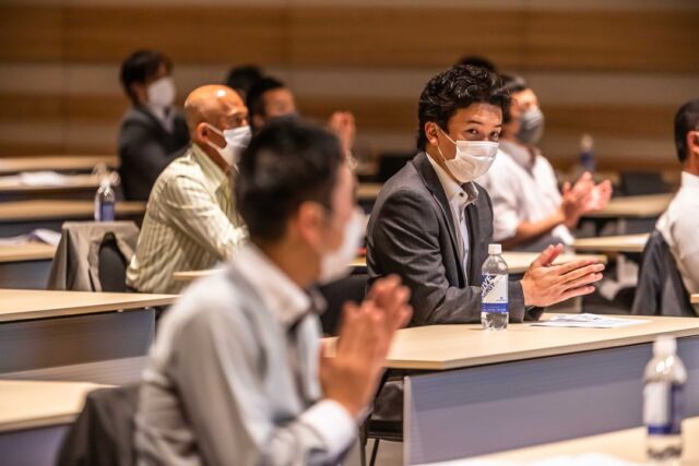 #株式会社アクティブエナジー の採用担当です。 
ここでは、社員の雰囲気や日々の出来事を紹介していきます🥳
 創業16年、従業員数約100名の企業です。
どうぞ宜しくお願いします🤗 
インスタアップ連続投稿挑戦中！
いい投稿、気になる投稿にはいいね！お願いします。  本日の紹介は。。。
カメラマンの盗撮⁉
撮影に気づいてない🤣🤣🤣  毎年恒例の上期経営方針発表会
7月21日の雰囲気を少しずつ紹介していきます。  新卒の方🥳求職者の方🤩
アクティブエナジーには、いい人財が沢山いるよ
是非、インスタでチェックしてみてね🤓🤓  ～事業紹介～
●不動産事業部【2店舗】
　中古住宅販売部門全国No1営業マン活躍中
【 #ならスマ 】中古住宅専門店
・物件の提案からリフォームまでワンストップ
・多数の売却依頼があるため物件情報が豊富
・ショールームでBefor⇒Afterが体感  ●リフォーム事業部【2店舗】
　奈良県リフォーム売上ランキング4年連続1位
【 #イーライフ 】水廻り専門店
・自社施工社員中心の工事体制で地域密着
・キッチン、バス、トイレ、洗面化粧台の展示台数が豊富
・わかりやすい・比べやすい・選びやすいショールーム  ●新築事業部
　話題の高品質ローコスト住宅のモデルハウス展開中
【 #うさぎホーム 】超ローコスト住宅専門店
・メーカー様の協力で原価を抑えて仕入
・品質も落とさず施工できる工事体制
・末永く住んで頂けるお家づくり  ●グループ企業
活力ある農業・農地再生のご提案
【 #和創 】
・農作物の販売、栽培方法の研究、開発および指導
・ソーラーシェアリング、ビニールハウス施工、環境を活かした農地活用
・体験農園、体験学習などの企画運営  【アクティブエナジー】or【ならスマ】or【イーライフ香芝】
【うさぎホーム】or【和創】で検索してみてください。
（各、事業部ごとにＨＰ運営しています）  工事から立ち上げた企業なので工事も沢山事業部があります。
（施工、現場管理、事務含めて社員数約50人）
・リフォーム工事（住宅設備機器工事）
・住設工事課　（家電工事）
・産業工事課（太陽光工事）
・東京事業部（電気工事orリフォーム工事）  #activeenergy #就活生と繋がりたい
#奈良 #就活情報 #採用 #面接 #説明会
#23卒 #新卒 #新卒採用 #大学生 #専門学生 #学生 #部活
#インターンシップ #サークル #大学 #専門学校 #リクルート
#中途 #求人 #転職 #営業 #事務職  #職人募集