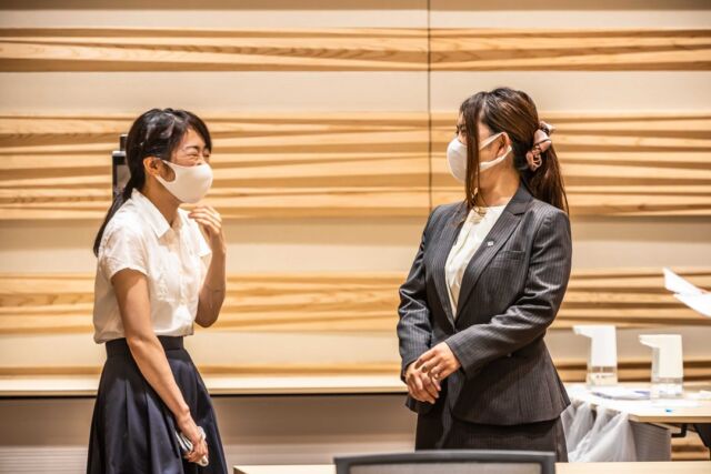 #株式会社アクティブエナジー の採用担当です。 
ここでは、社員の雰囲気や日々の出来事を紹介していきます🥳
 創業16年、従業員数約100名の企業です。
どうぞ宜しくお願いします🤗 
インスタアップ連続投稿挑戦中！
いい投稿、気になる投稿にはいいね！お願いします。  本日の紹介は。。。
カメラマンの盗撮⁉
撮影に気づいてない🤣🤣🤣  毎年恒例の上期経営方針発表会
7月21日の雰囲気を少しずつ紹介していきます。  新卒の方🥳求職者の方🤩
アクティブエナジーには、いい人財が沢山いるよ
是非、インスタでチェックしてみてね🤓🤓  ～事業紹介～
●不動産事業部【2店舗】
　中古住宅販売部門全国No1営業マン活躍中
【 #ならスマ 】中古住宅専門店
・物件の提案からリフォームまでワンストップ
・多数の売却依頼があるため物件情報が豊富
・ショールームでBefor⇒Afterが体感  ●リフォーム事業部【2店舗】
　奈良県リフォーム売上ランキング4年連続1位
【 #イーライフ 】水廻り専門店
・自社施工社員中心の工事体制で地域密着
・キッチン、バス、トイレ、洗面化粧台の展示台数が豊富
・わかりやすい・比べやすい・選びやすいショールーム  ●新築事業部
　話題の高品質ローコスト住宅のモデルハウス展開中
【 #うさぎホーム 】超ローコスト住宅専門店
・メーカー様の協力で原価を抑えて仕入
・品質も落とさず施工できる工事体制
・末永く住んで頂けるお家づくり  ●グループ企業
活力ある農業・農地再生のご提案
【 #和創 】
・農作物の販売、栽培方法の研究、開発および指導
・ソーラーシェアリング、ビニールハウス施工、環境を活かした農地活用
・体験農園、体験学習などの企画運営  【アクティブエナジー】or【ならスマ】or【イーライフ香芝】
【うさぎホーム】or【和創】で検索してみてください。
（各、事業部ごとにＨＰ運営しています）  工事から立ち上げた企業なので工事も沢山事業部があります。
（施工、現場管理、事務含めて社員数約50人）
・リフォーム工事（住宅設備機器工事）
・住設工事課　（家電工事）
・産業工事課（太陽光工事）
・東京事業部（電気工事orリフォーム工事）  #activeenergy #就活生と繋がりたい
#奈良 #就活情報 #採用 #面接 #説明会
#23卒 #新卒 #新卒採用 #大学生 #専門学生 #学生 #部活
#インターンシップ #サークル #大学 #専門学校 #リクルート
#中途 #求人 #転職 #営業 #事務職  #職人募集