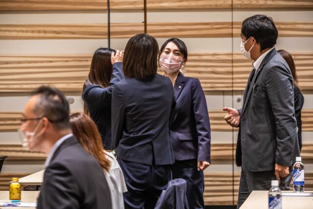 #株式会社アクティブエナジー の採用担当です。 
ここでは、社員の雰囲気や日々の出来事を紹介していきます🥳
 創業16年、従業員数約100名の企業です。
どうぞ宜しくお願いします🤗 
インスタアップ連続投稿挑戦中！
いい投稿、気になる投稿にはいいね！お願いします。  本日の紹介は。。。
カメラマンの盗撮⁉
撮影に気づいてない🤣🤣🤣  毎年恒例の上期経営方針発表会
7月21日の雰囲気を少しずつ紹介していきます。  新卒の方🥳求職者の方🤩
アクティブエナジーには、いい人財が沢山いるよ
是非、インスタでチェックしてみてね🤓🤓  ～事業紹介～
●不動産事業部【2店舗】
　中古住宅販売部門全国No1営業マン活躍中
【 #ならスマ 】中古住宅専門店
・物件の提案からリフォームまでワンストップ
・多数の売却依頼があるため物件情報が豊富
・ショールームでBefor⇒Afterが体感  ●リフォーム事業部【2店舗】
　奈良県リフォーム売上ランキング4年連続1位
【 #イーライフ 】水廻り専門店
・自社施工社員中心の工事体制で地域密着
・キッチン、バス、トイレ、洗面化粧台の展示台数が豊富
・わかりやすい・比べやすい・選びやすいショールーム  ●新築事業部
　話題の高品質ローコスト住宅のモデルハウス展開中
【 #うさぎホーム 】超ローコスト住宅専門店
・メーカー様の協力で原価を抑えて仕入
・品質も落とさず施工できる工事体制
・末永く住んで頂けるお家づくり  ●グループ企業
活力ある農業・農地再生のご提案
【 #和創 】
・農作物の販売、栽培方法の研究、開発および指導
・ソーラーシェアリング、ビニールハウス施工、環境を活かした農地活用
・体験農園、体験学習などの企画運営  【アクティブエナジー】or【ならスマ】or【イーライフ香芝】
【うさぎホーム】or【和創】で検索してみてください。
（各、事業部ごとにＨＰ運営しています）  工事から立ち上げた企業なので工事も沢山事業部があります。
（施工、現場管理、事務含めて社員数約50人）
・リフォーム工事（住宅設備機器工事）
・住設工事課　（家電工事）
・産業工事課（太陽光工事）
・東京事業部（電気工事orリフォーム工事）  #activeenergy #就活生と繋がりたい
#奈良 #就活情報 #採用 #面接 #説明会
#23卒 #新卒 #新卒採用 #大学生 #専門学生 #学生 #部活
#インターンシップ #サークル #大学 #専門学校 #リクルート
#中途 #求人 #転職 #営業 #事務職  #職人募集